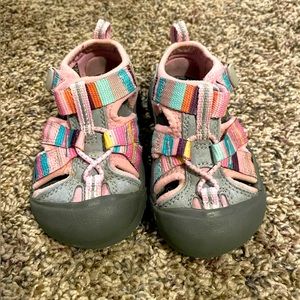 Toddler Keen Sandals, size 5. In good repair, Velcro still works great.